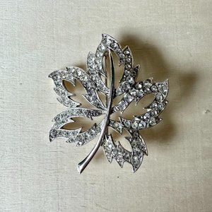 Ora Maple Leaf Brooch